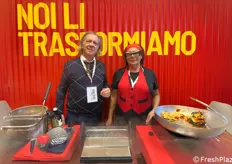 Domenico De Maio, titolare del marchio Rosso Gargano e la moglie Lucia, promuovono l'ampia linea dei pomodori a marchio Rosso Gargano