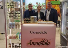 Bruno Caracciolo, Ramona e Fabio Trunfio. Amandula produce prodotti ottenuti dalla trasformazione di mandorle selezionate