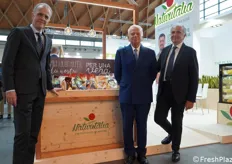 Augusto Renella e Gabriele Ferri insieme al presidente Naturitalia Roberto Cera (al centro).