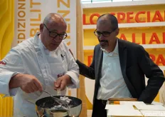 Il direttore commerciale della Pizzoli, Davide Evangelisti, si complimenta con lo chef per la preparazione gastronomica in corso.
