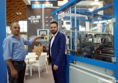 Fabrizio Randi e Simone Orazi della TECO hanno presentato il prototipo di una nuova formatrice automatica di vassoi in cartone ondulato.