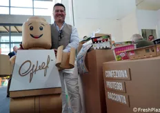 Eros Quercetani con la mascotte dello stand della Ghelfi Ondulati SpA, specialista in soluzioni di imballaggio.