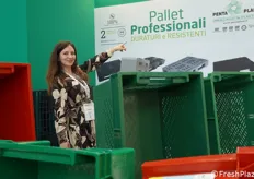 Lo specialista nel settore della lavorazione e riciclaggio delle materie plastiche Penta Plast ha presentato in fiera alcune novità, tra cui due pallet professionali, come ci mostra in foto Andrea.