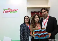 Luisa Camparelli, Monica Giuliano e Antonio Giuliano dell'OP Giuliano presentano il nuovo packaging dedicato alle ciliegie.