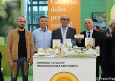 Aldo Luciano (presidente, primo da destra), Enzo Talotta (direttore, secondo da destra) e due consiglieri del Consorzio di Tutela dell'Igp Finocchio di Isola Capo Rizzuto, orgogliosi a un anno dall'ottenimento del riconoscimento.