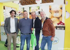 Visitatori e colleghi presso lo stand della società agricola Salice di Campobello di Licata (AG).