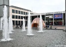Le iconiche fontane nel piazzale di ingresso a Rimini Fiera. Si noti il gonfiabile a forma di melone della ditta Strafrutta.