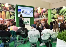 Una lezione a giovani studenti nello stand CIA-Agricoltori Italiani.
