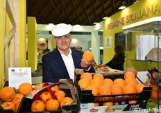 Presso lo stand del Consorzio Euroagrumi, Salvatore Rapisarda mostra orgoglioso le rinomate arance siciliane.
