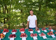 Oltre 40 campioni fra albicocche, pesche e nettarine hanno caratterizzato la mostra pomologica svoltasi a Imola (Bologna) il 25 luglio 2024. Ha organizzato Ri.nova e relatore è stato il ricercatore Stefano Foschi. Le seguenti brevi didascalie non danno completezza delle descrizioni per le quali si rimanda al catalogo Ri.nova. (fotoservizio Cristiano Riciputi)