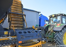 Il rimorchio di campo, trainato da un trattore, si affianca al camion 