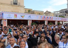 Migliaia di persone si sono riversate a Ortigia per assistere al momento inaugurale. 