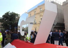 Dal 21 al 29 settembre 2024 si è tenuto il G7 - Expo Divinazione nell'Isola di Ortigia a Siracusa. Un momento di confronto tra i grandi del mondo che hanno tracciato le linee guide dell'agricoltura per i prossimi anni. Ecco i principali punti adottati al termine dei lavori:- Rafforzare l'agricoltura per sistemi alimentari redditizi, resilienti, equi e sostenibili.- Scienza e innovazione in agricoltura per la mitigazione e l'adattamento al cambiamento climatico.- Le giovani generazioni come agenti e protagonisti del cambiamento nell'agricoltura e nei sistemi alimentari.- Pesca, acquacoltura e sicurezza alimentare sostenibili.- Il contributo del G7 allo sviluppo dell’agricoltura e dei sistemi alimentari in Africa.