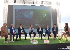 "Panel sull'agricoltura biologica". Diverse le attività convegnistiche durante il G7 a Siracusa. In foto i relatori di uno dei tanti convegni tenuti alla Confagricoltura... tra questi  gli imprenditori ortofrutticoli Vittorio Gona (Alba Bio), Salvatore Consoli (Op Opens) e Roberto Giadone (Nautra Iblea).