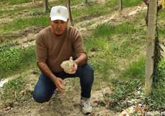 IL presidente Lo Sardo, mostra una zolla di terra indurita dai mesi di siccità