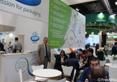 Nello stand di ILIP, commerciali italiani al lavoro 