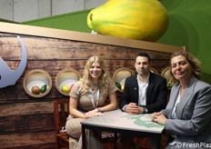 Il pioniere italiano della frutta esotica dal 1927. Nello stand di McGarlet: Martina e Davide Garletti, con Alessandra Melegan 