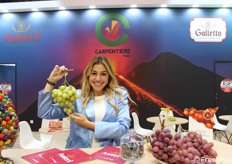 Colorato lo stand di Auteri - Il Galletto Meraviglie di Natura Carolina. In foto, la comunication manager Carolina Auteri, che espone un grappolo di uva siciliano