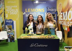 La Costiera, il brand dell'azienda F.lli Vinaccia. Allo stand, Camilla e Serafina Vinaccia insieme a Valentina Sanna.