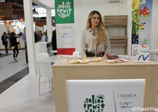 Nello stand del Consorzio Edamus, Lucia Odierna