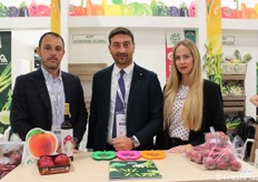 AOP Europae Scarl: Luigi Lito insieme al produttore Vincenzo Feola dell'azienda agricola Feol Fruit.