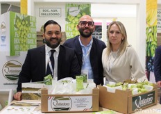 Alla fiera, la Societa' Agricola Valledoro Srl punta tutto sull'uva da tavola. In fiera, Giampiero Ligrone, Mario Colucci e Giuditta Bakorka 