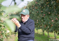 L'agricoltore Fugaroli guarda le sue mele