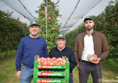 Da sinistra, Mauro Bruni (direttore Consorzio Melapiù), Vittorio Fugaroli (azienda agricola Fugaroli) e Matteo Mazzoni (presidente Consorzio Melapiù)