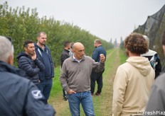 Enrico Zanzi mentre spiega le caratteristiche a tecnici e agricoltori