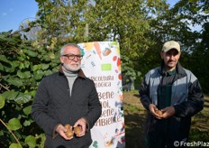 Valerio Balzani conduce insieme al fratello Gianluca l'azienda agricola Fratelli Balzani a Bertinoro (Forlì-Cesena). Ieri, 6 novembre, l'azienda ha aperto le porte per una visita nell'ambito di It's Bio (It's good healthy and natural Bio Fruit&Veg), progetto Europeo che intende promuovere in Italia, Belgio e Grecia il metodo di produzione biologico del settore ortofrutticolo. In foto, Paolo Pari (Canova) e Valerio Balzani (fotoservizio Cristiano Riciputi)