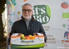 Paolo Pari con prodotti biologici 