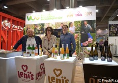 Leni's, marchio commerciale della divisione Vog Products. Da sinistra Alexander Zambiasi, Jutta Perkmann, Michael Marth. A destra, le nuove proposte di vino aromatizzato alla mela