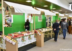 Tra gli stand, anche quelli relativi alle indicazioni geografiche di mele e pere d'oltralpe.