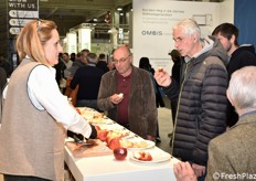 Molti stand hanno offerto degustazioni di mela ai visitatori.