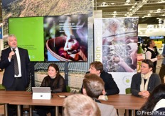 Georg Kössler introduce uno dei convegni scientifici che sono stati ospitati presso lo stand altoatesino.