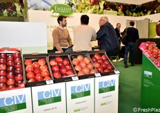 Esposizione di mele CIV presso lo stand della Tagliani Vivai.