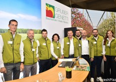 Il riconoscibile staff presso lo stand del vivaio Gruber Genetti, con sede produttiva a Roverchiara, in provincia di Verona.