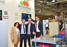 Ad animare lo stand della Sorma: Silvia Albanese, Alberto Agostini, Andrea Casali, Francesco Semprini. Tra le diverse soluzioni per automatizzare i processi negli stabilimenti di lavorazione delle mele, Sorma ha sviluppato anche Aporo, che con un braccio robotico multitesta pick and place è in grado, sulla base delle esigenze dell'utilizzatore, di gestire da 220 a 300 frutti al minuto e di generare un risparmio di manodopera fino a 5 operatori.  