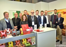 Foto di gruppo allo stand Apofruit, impresa cooperativa che da oltre 60 anni opera con proprie strutture e Soci produttori dal nord al sud dell'Italia. 