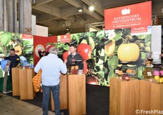 Lo stand del Centro bavarese di pomologia e di breeding della frutta. In foto, il breeder Michael Neumueller a colloquio con un visitatore interessato.