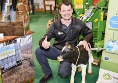 Manfred Gius della Biwi, azienda specializzata nella produzione di concime organico inodore, insieme alla mascotte dello stand!