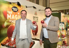 In rappresentanza dei vivai olandesi FreshForward, Stephan Geerlings (con in mano la varietà di mela Magic Star) e Peter Jan van Ingen (con la mela Bloss).