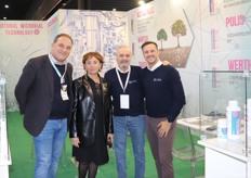 L.G. ITALIA S.R.L. un'azienda italiana specializzata in biotecnologie. In foto lo staff presente in fiera; a sx Vincenzo Michele Sellito e al suo fianco la prof Vittoria Catara dell'Università di Catania