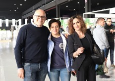 Incontri in fiera: a dx Maria Pia Paolillo, con due accompagnatori: il fratello Ciro Paolillo e sua moglie. L'azienda Paolillo ha sede in Campania e si occupa della produzione e commercializzazione di finocchio.