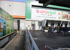 L'esterno dello spaccio aziendale 