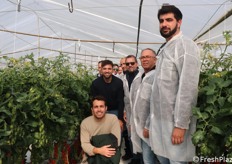 Gli esperti di Seeds Tech, in primo piano, che hanno accompagnato alcuni coltivatori in serra vetrina. Si tratta di Stefano Recupero e Francesco Spata di Seeds Tech con, sullo sfondo, i titolari dell'Azienda Agricola Avarino 