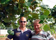 Massimo Ceradini e suo zio Carlo Ceradini, incorniciati da una pianta di kiwi.