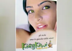 Il marketing di KingKiwi è affidato allo sguardo intenso di questa modella. Se guardate bene, noterete che le sue pupille sono due belle fette di kiwi!