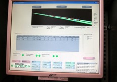 Un software governa il macchinario, che smista i pomodori in base alle impostazioni inserite (calibro + colore). Il macchinario è dotato di 14 uscite.