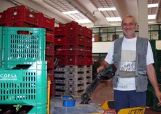 Il Sig. Gerardo, responsabile interno al magazzino, svolge l'importante incarico di fare da tramite tra gli ordinativi commerciali e la raccolta/lavorazione dei prodotti. Ciò consente una migliore programmazione del lavoro, riducendo al minimo le eccedenze.